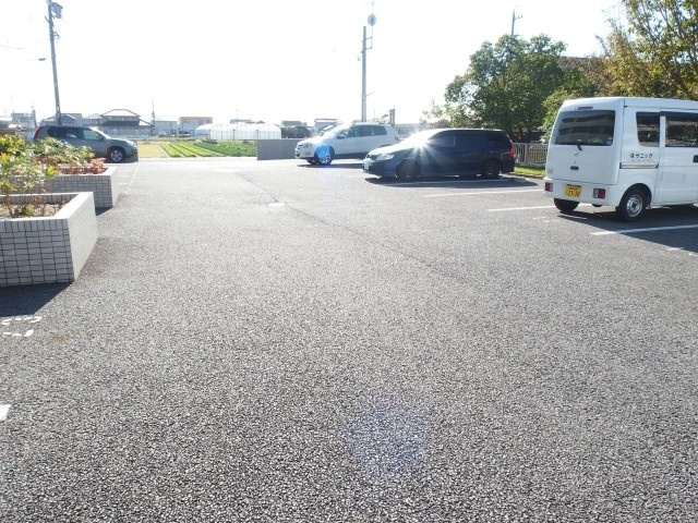 グリュックＨＩＲＡＴＡの駐車場