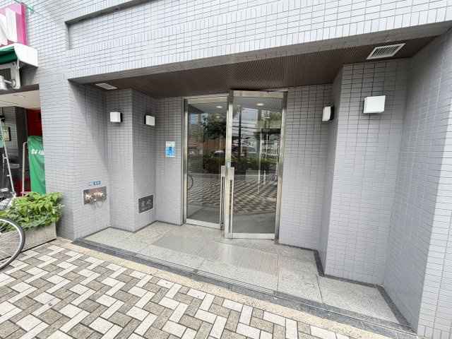 パインコート梅屋敷のエントランス