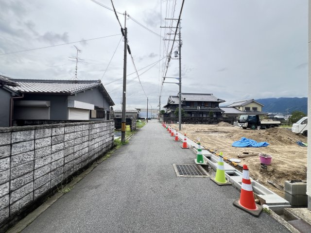 大和高田市大字曽大根　土地全２区画の前面道路含む現地写真
