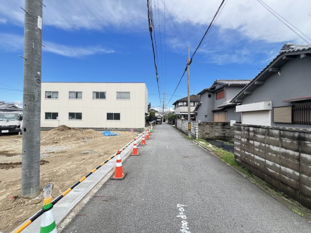 大和高田市大字曽大根　土地全２区画の前面道路含む現地写真