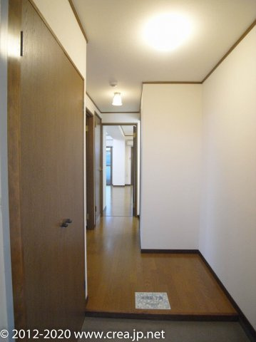 リファイン山加の玄関