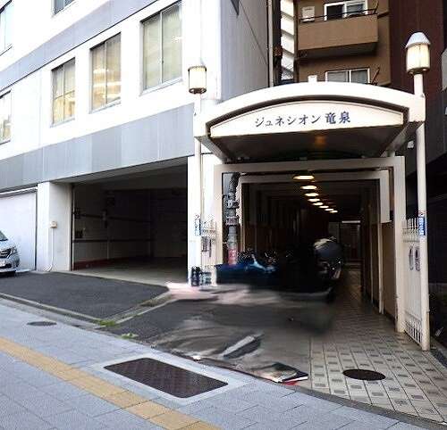 ジュネシオン竜泉のエントランス|エントランス、建物銘板