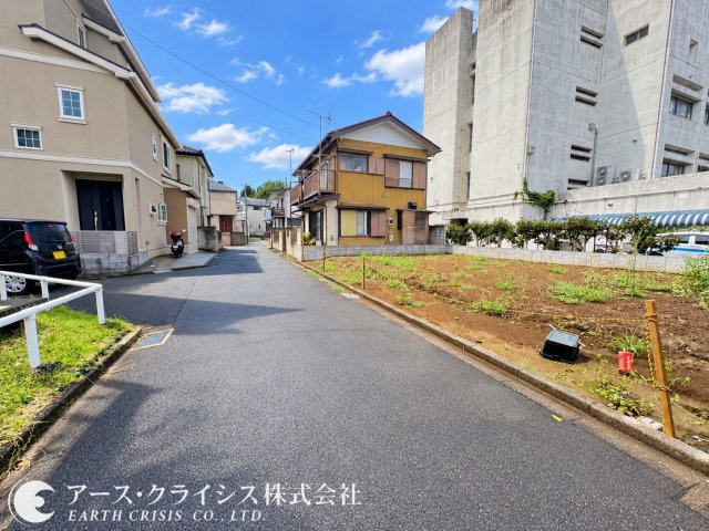 【前面道路含む現地写真】 | 松戸市上矢切2期 | 新しい家が増えても、空の広さはそのまま。春には桜、夏には青空、秋にはやわらかな光。季節ごとに表情を変える街で、長く暮らせる安心を。