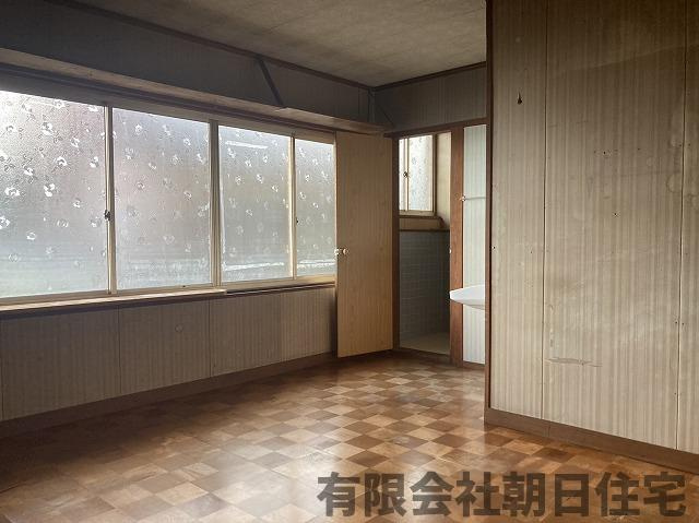 【居間・リビング】 | 本庄町収益戸建 | こちらのリビングで趣味の時間をお楽しみください