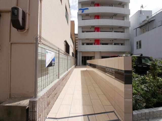 セレニテ中崎町リアンのエントランス