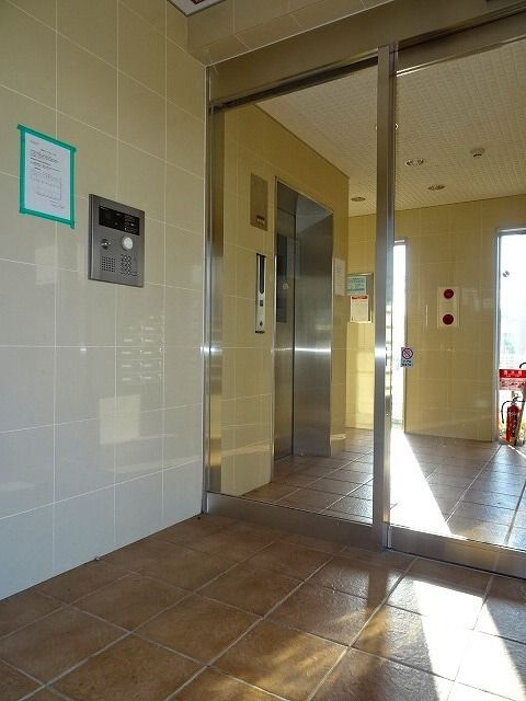 西多摩郡瑞穂町大字箱根ケ崎の賃貸マンションのエントランス