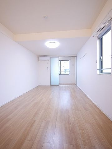 ピュアメゾンの居間・リビング|二面採光角部屋で明るいお部屋です