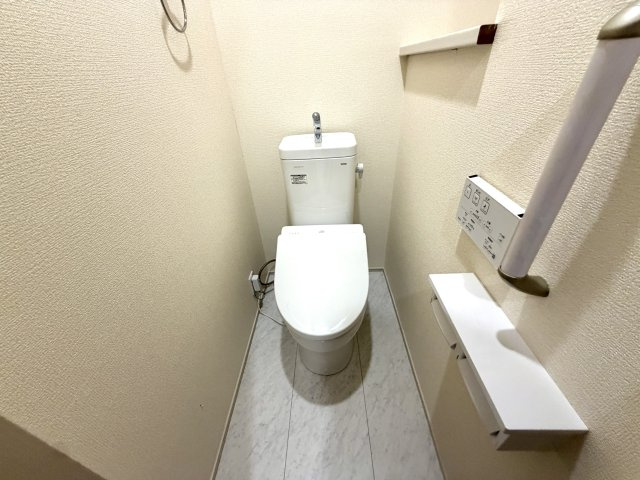 越谷市袋山２期１号棟　新築戸建のトイレ|汚れを弾く表面加工が施された最新トイレ。水アカや汚れが固着しにくくキレイが長持ちします。