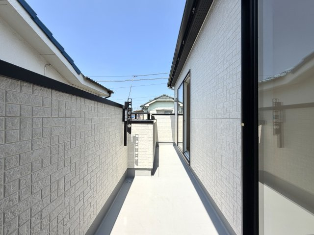 越谷市袋山２期１号棟　新築戸建のバルコニー|陽当たり抜群のバルコニー。朝から心地よい太陽の光がたっぷりと注ぎ込みます。