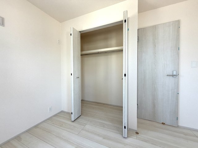 越谷市袋山２期１号棟　新築戸建の収納|扉を閉めればすっきりとした壁面のように馴染むデザイン。お部屋のインテリアの邪魔をしません。