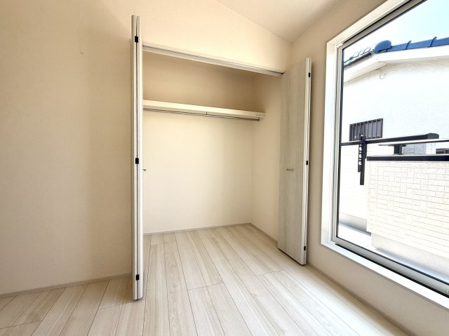 越谷市袋山２期１号棟　新築戸建の収納|お部屋の生活感をスッキリ隠せるシンプルなクローゼット。居室部分を広く贅沢に使うことができます。
