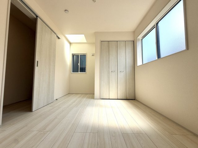 越谷市袋山２期１号棟　新築戸建の洋室|将来的に仕切ることも可能なレイアウトの洋室。ご家族の成長やライフスタイルの変化に対応できます。