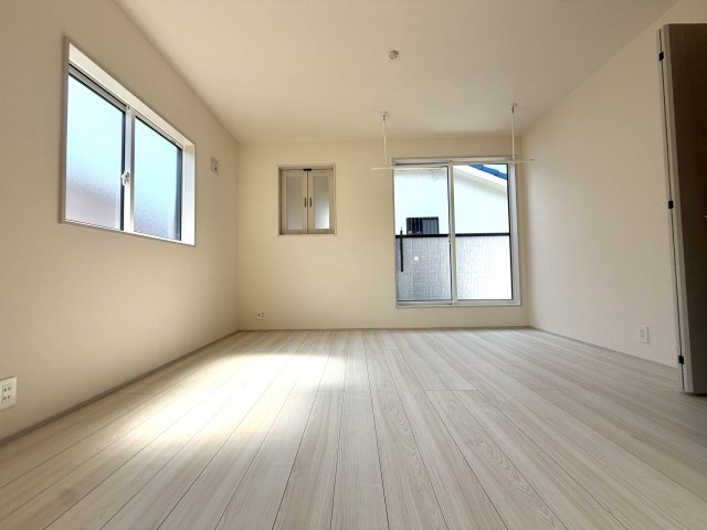 越谷市袋山２期１号棟　新築戸建の洋室|木目の温もりが感じられるフローリング仕様。素足でも心地よく過ごせる快適な居室空間です。
