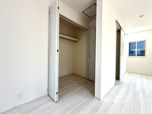 越谷市袋山２期１号棟　新築戸建の収納|ハンガーパイプと棚付きの使いやすい収納。丈の長い服もシワにならずしまえます。