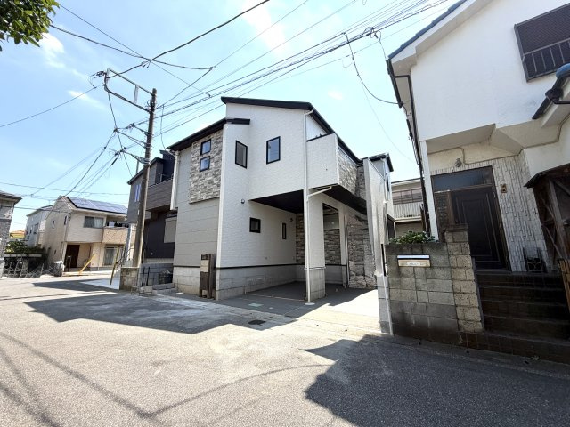 越谷市袋山２期１号棟　新築戸建の外観|落ち着きのある佇まいが魅力の完成邸宅。高級感漂うファサードが毎日の生活を豊かに彩ります。
