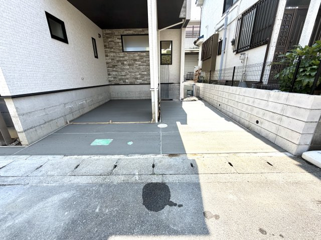 越谷市袋山２期１号棟　新築戸建の駐車場|整地が行き届いたコンクリート敷きの2台用駐車場。雑草の手間もなく、いつでも清潔に保てます。