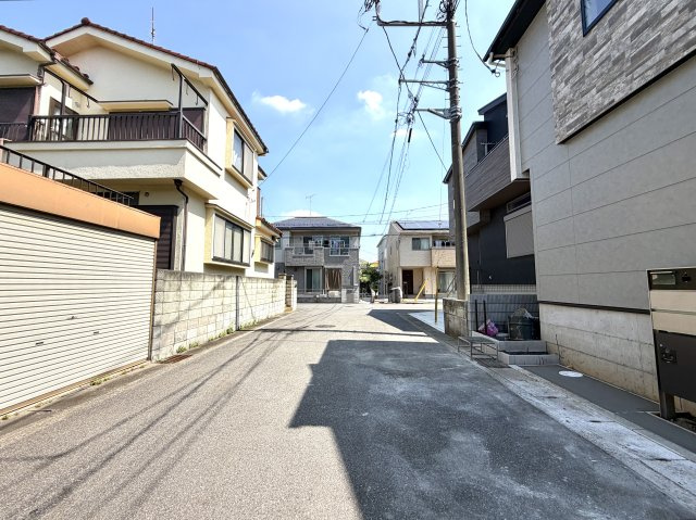 越谷市袋山２期１号棟　新築戸建の前面道路含む現地写真|周囲の街並みとなじむ綺麗な前面道路。交通による騒音が少なく、夜間も落ち着いてお過ごしいただけます。