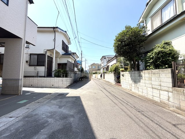 越谷市袋山２期１号棟　新築戸建の前面道路含む現地写真|敷地前面に十分なスペースがあり車の据え切りも楽々。駐車が苦手な方でも安心して運転できる道路環境です。