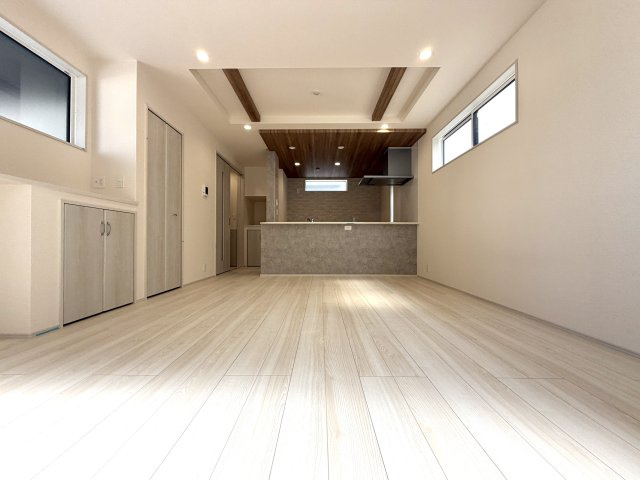 越谷市袋山２期１号棟　新築戸建の居間・リビング|通気性が良く爽やかな風が通り抜けるリビング。一年中快適で健康的な暮らしをサポートします。