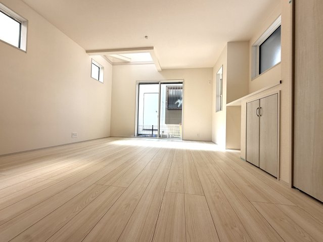 越谷市袋山２期１号棟　新築戸建の居間・リビング|ダイニングテーブルやソファーを無理なく配置できる広々リビング。寛ぎの時間をゆったり過ごせます。