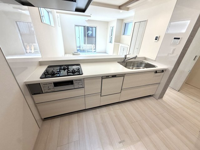 越谷市袋山２期１号棟　新築戸建のキッチン|綺麗なワークトップが魅力的なキッチン。耐久性とデザイン性を兼ね備えた快適な調理スペースです。