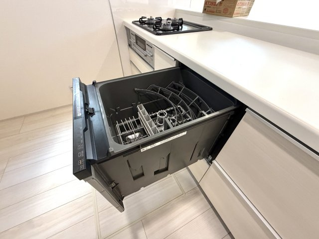 越谷市袋山２期１号棟　新築戸建のキッチン|手洗いにかかる手間を省ける便利な食器洗い乾燥機付き。食後の片付けもスムーズで時短になります。