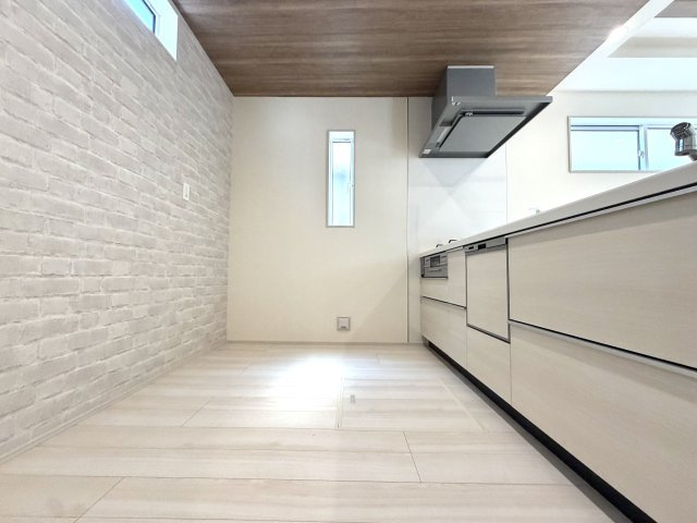 越谷市袋山２期１号棟　新築戸建のキッチン|ゴミ箱やキッチンワゴンを置いてもゆとりがある幅広スペース。毎日の調理がとてもスムーズです。