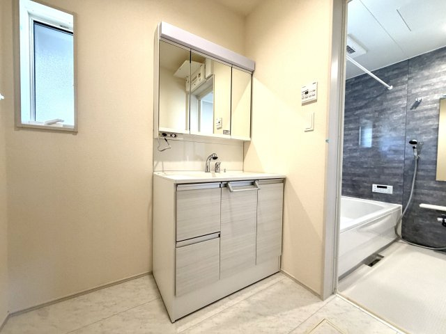 越谷市袋山２期１号棟　新築戸建の独立洗面台|三面鏡の裏側がまるごと収納スペースに。生活感を隠しながら洗面周りをいつも清潔に保てます。