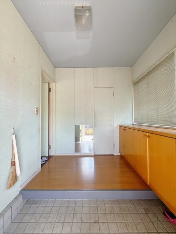 【中古戸建】高崎市吉井町南陽台3丁目の玄関|■玄関｜玄関｜毎日の「いってらっしゃい」や「お帰りなさい」を大切なご家族と過ごす玄関は〈使いやすさ〉を追求しております。玄関横の物入は急な来客時でもさっとお片付けできるスペースを確保しています。