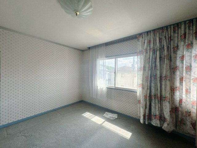 【中古戸建】高崎市吉井町南陽台3丁目の洋室|■洋室｜洋室には大きな窓をご用意しています。日中はあたたかな日差し差し込み自分時間も充実できますね＾＾