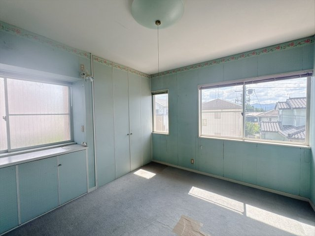 【中古戸建】高崎市吉井町南陽台3丁目の洋室|■洋室｜2面採光で明るい2階の洋室。全部屋フローリングなので、お掃除がしやすいです♪大きな収納もあって嬉しい！
