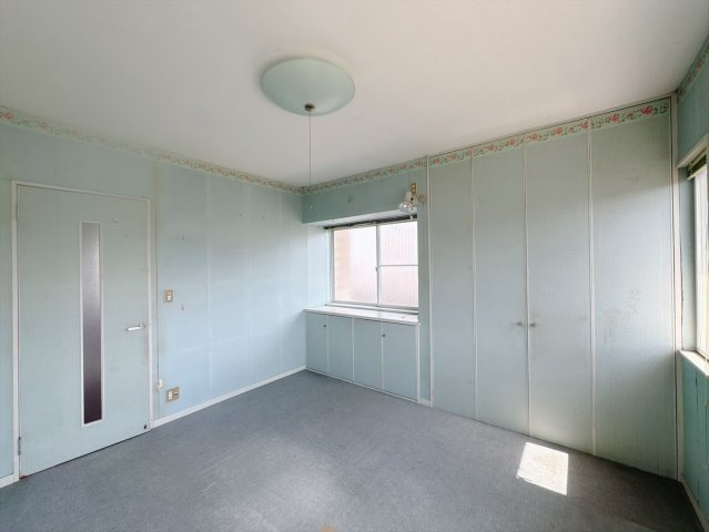 【中古戸建】高崎市吉井町南陽台3丁目の洋室|■洋室｜シックな雰囲気になっております。落ち着いた雰囲気で夜はよく眠れそうですね