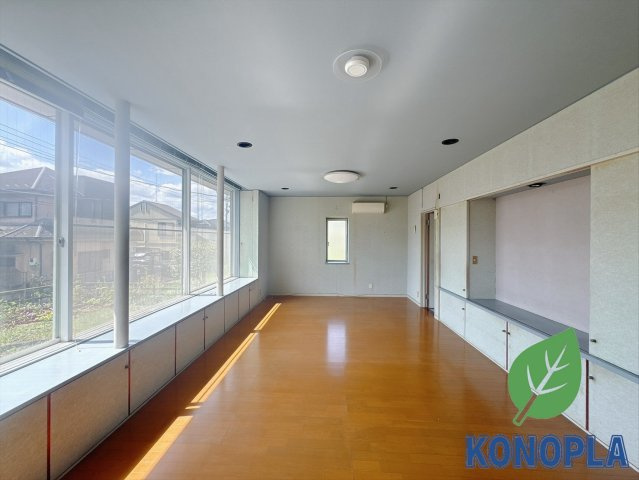 【中古戸建】高崎市吉井町南陽台3丁目の居間・リビング|■リビング｜時の流れと共に陽射しは装いを変え空間に新たな彩りを与えます。一日中家に居ても飽きることなく過ごすことができる素敵な空間です♪