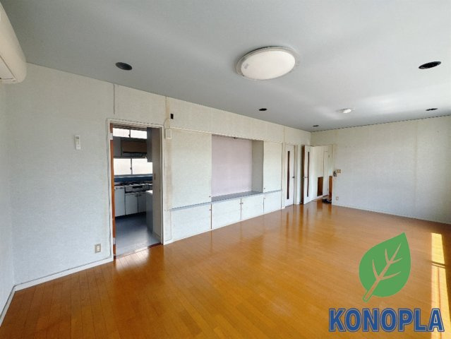 【中古戸建】高崎市吉井町南陽台3丁目の居間・リビング|■リビング｜陽当たり良好のリビングダイニング♪賃貸では叶わなかった、お友達とのホームパーティや大音量で映画やテレビを楽しむことができます(*^^*)