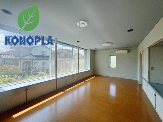 【中古戸建】高崎市吉井町南陽台3丁目の居間・リビング|■リビング｜落ち着きのある表情を見せるリビングダイニング。太陽の光がたっぷり差し込むリビングは、自然とご家族が集まる居心地の良い空間です。
