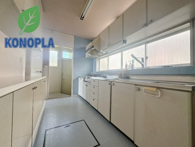 【中古戸建】高崎市吉井町南陽台3丁目のキッチン|■キッチン｜ワークトップの幅が広く、お子様といっしょにお料理をつくったり、ちょっとしたパーティーも楽しめます。フラットなのでお掃除がしやすいのもポイントです♪