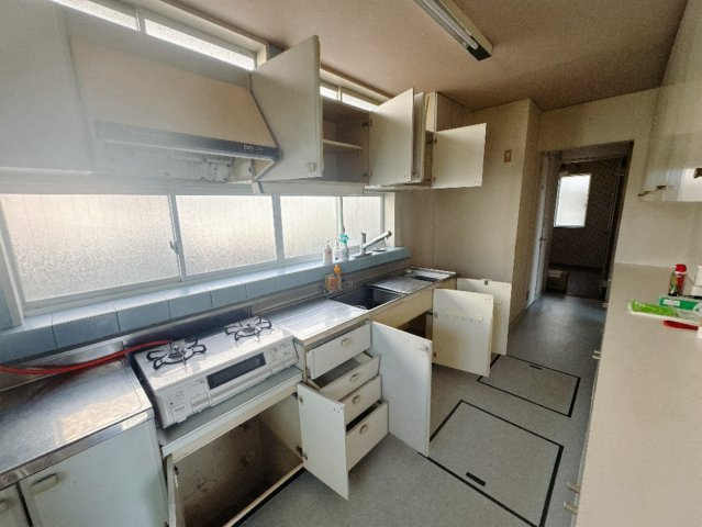【中古戸建】高崎市吉井町南陽台3丁目のキッチン|■キッチン｜ワークトップ下には、圧力鍋やパスタ鍋などのかさばる調理器具もラクラク収納可能！ものが溢れがちなキッチン回りもスッキリきれいに管理ができます♪
