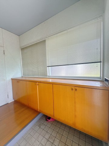 【中古戸建】高崎市吉井町南陽台3丁目の玄関|■玄関｜ご家族の靴がたくさんしまえる下駄箱付き。お子様の靴がこれから増えても安心な大きさです。