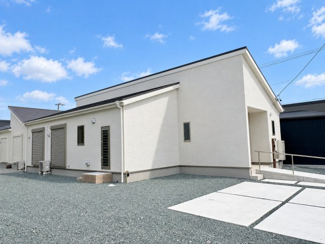 売中古戸建　中央区遠州浜二丁目の外観|敷地が広いために開放的です。雨戸、網戸も設置済み。