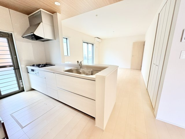 売中古戸建　中央区遠州浜二丁目のキッチン|オープンキッチンでリビング全体を見渡せます。