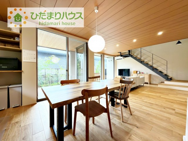 【居間・リビング】 | つくば市今鹿島　中古戸建 | 開放感のある大きな窓を実際に感じてみてください。