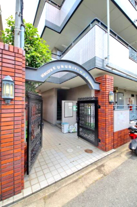 鎌ケ谷市くぬぎ山２丁目のアパートのエントランス