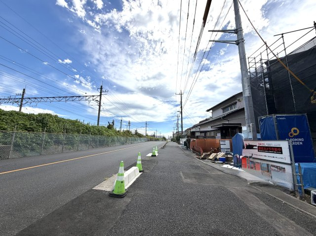 越谷市登戸町２号棟　新築戸建の前面道路含む現地写真|整然とした道路に面した好立地。前面が拓けているため日差しがしっかり届き、開放感もしっかり感じられます。