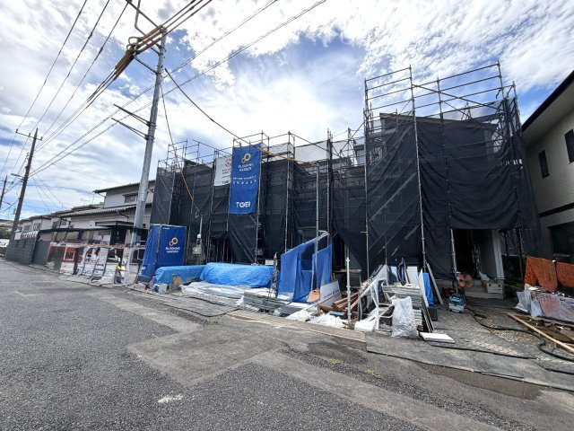 越谷市登戸町２号棟　新築戸建の外観|一気に家の形が姿を現した上棟直後の現場。日当たりの入り方や風の抜け感を実際に体験していただけます。