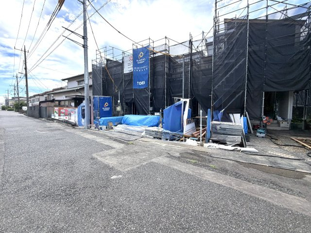 越谷市登戸町２号棟　新築戸建の外観|木の香りが漂う上棟直後の施工現場。各部屋の配置や間取りのリアルなスケール感を確認していただけます。