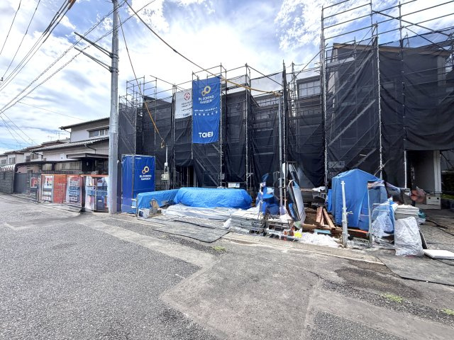 越谷市登戸町２号棟　新築戸建の外観|屋根の骨組みまで組み上がり外観のシルエットが完成。ここから防水シートや外壁の施工へと進みます。