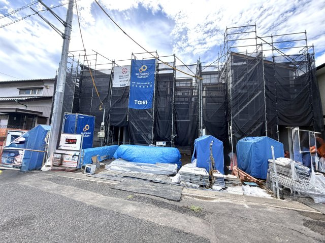 越谷市登戸町２号棟　新築戸建の外観|柱の間から差し込む光で室内の明るさを実感。住まいの形が見えて着々と完成へと近づいています。