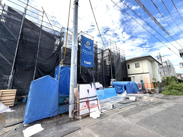越谷市登戸町２号棟　新築戸建の外観|晴天のもと無事に上棟を終えた建築現場。ここから断熱材の施工や内装工事へと順次進んでいきます。