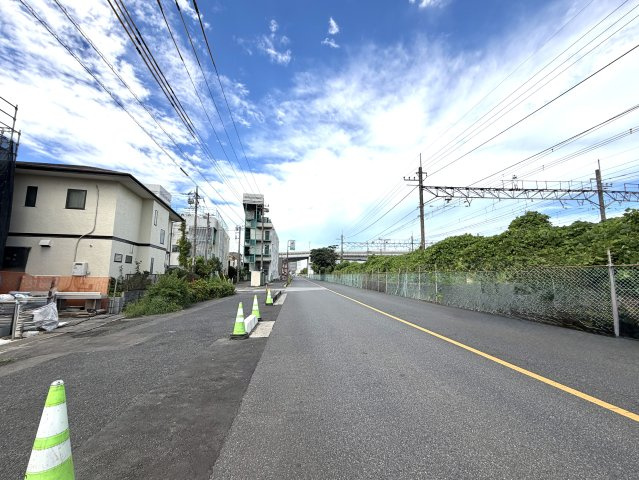 越谷市登戸町２号棟　新築戸建の前面道路含む現地写真|前面道路の見通しが良く、車の駐車も安心して行えます。小さなお子様のいるご家庭も安心な住環境です。