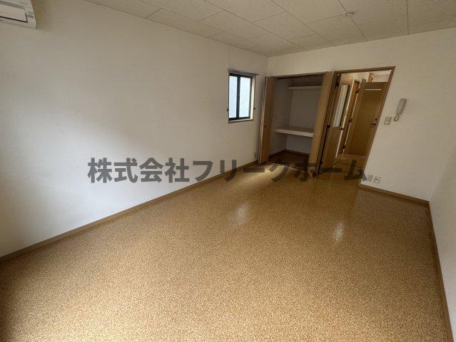 小金井市中町３丁目のアパートの居間・リビング